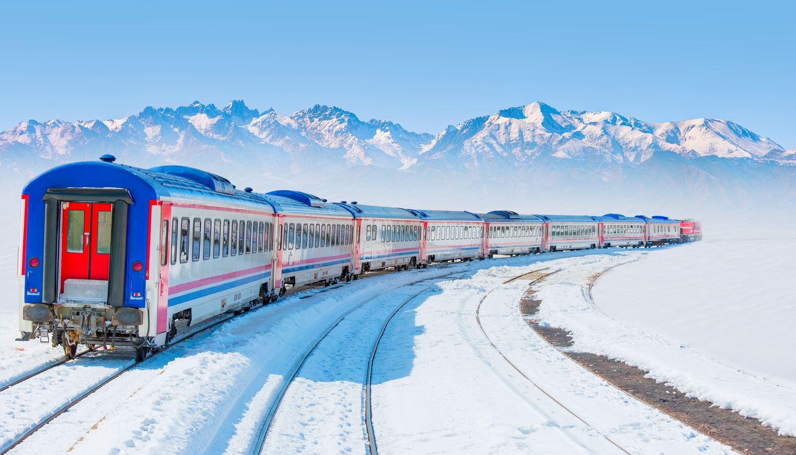 Train diesel rouge et bleu traversant un paysage enneigé sur la route entre Ankara et Kars Türkiye