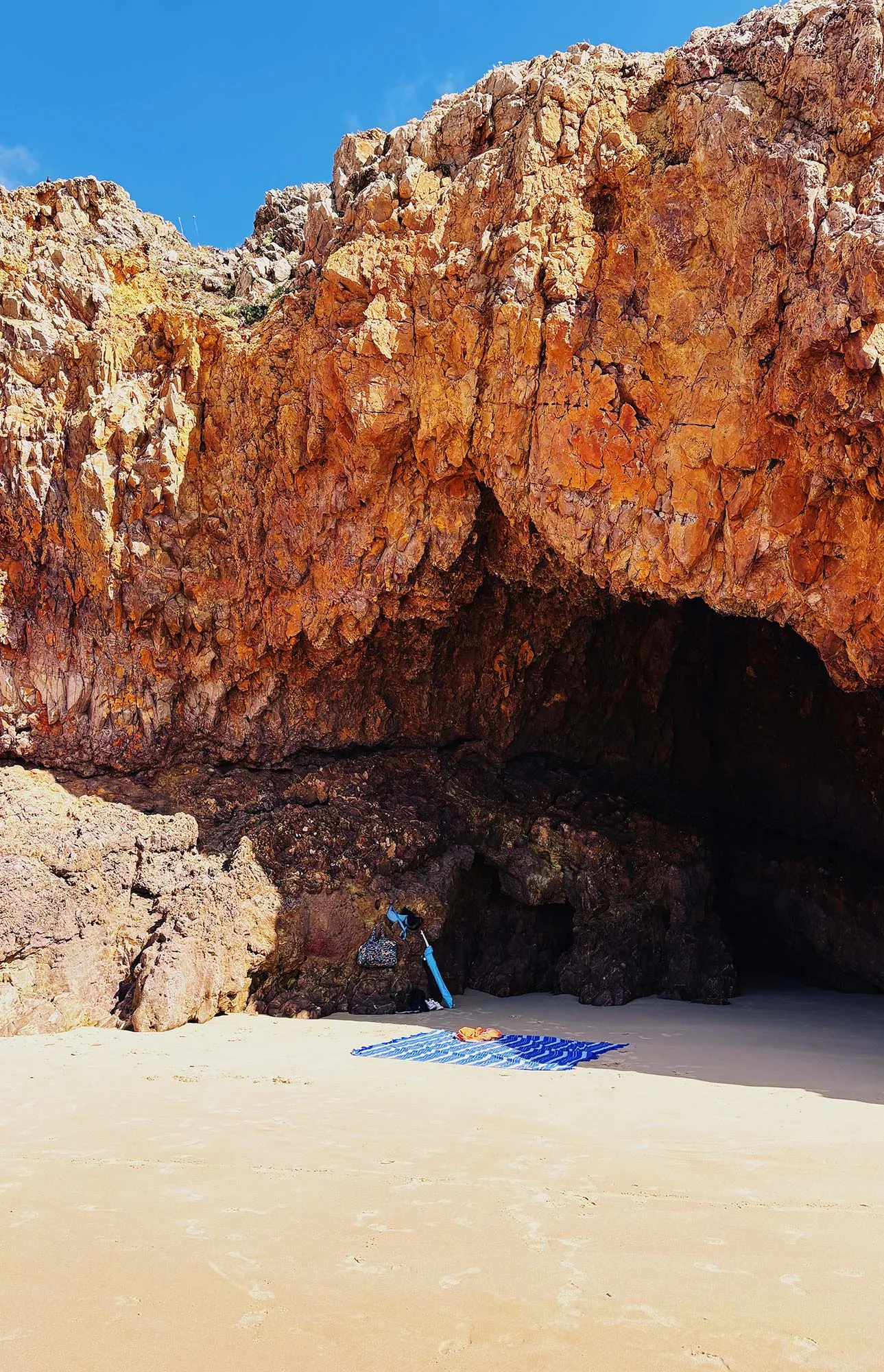 Grotte à Praia das Furnas.