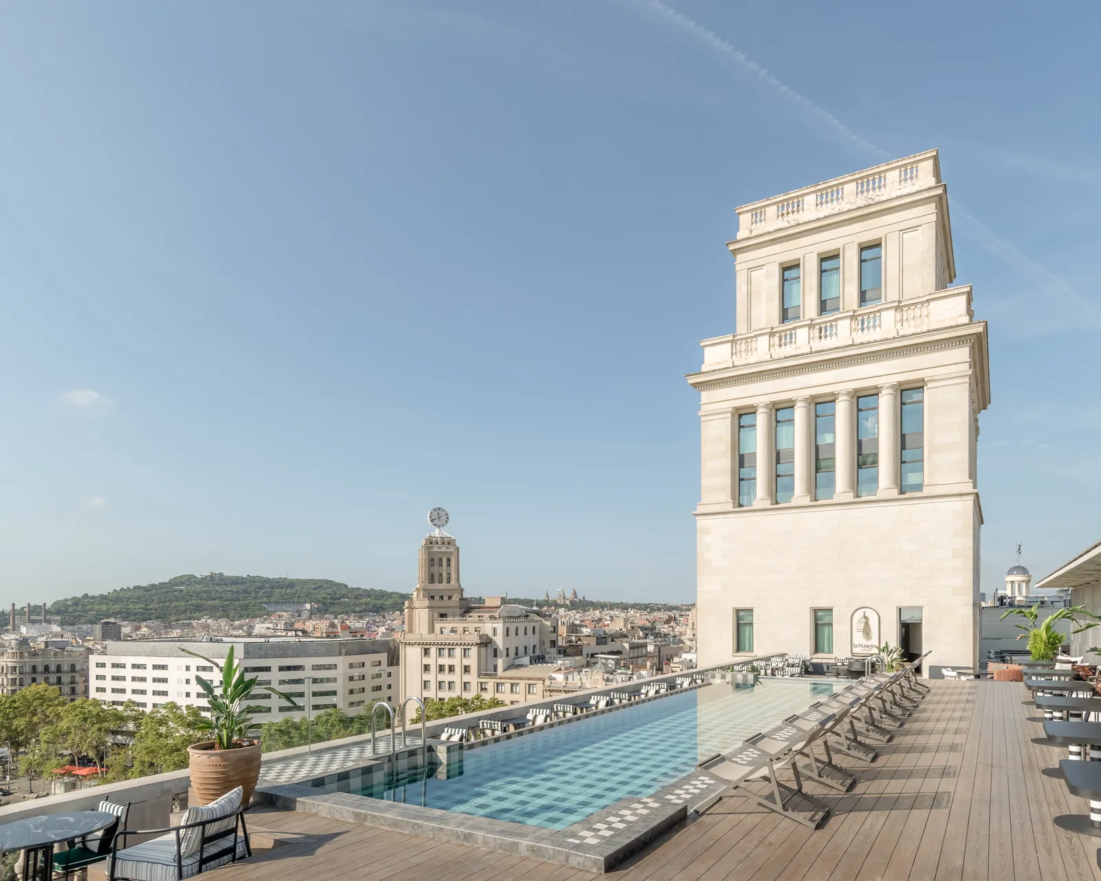 Actuellement, la piscine est réservée aux clients.