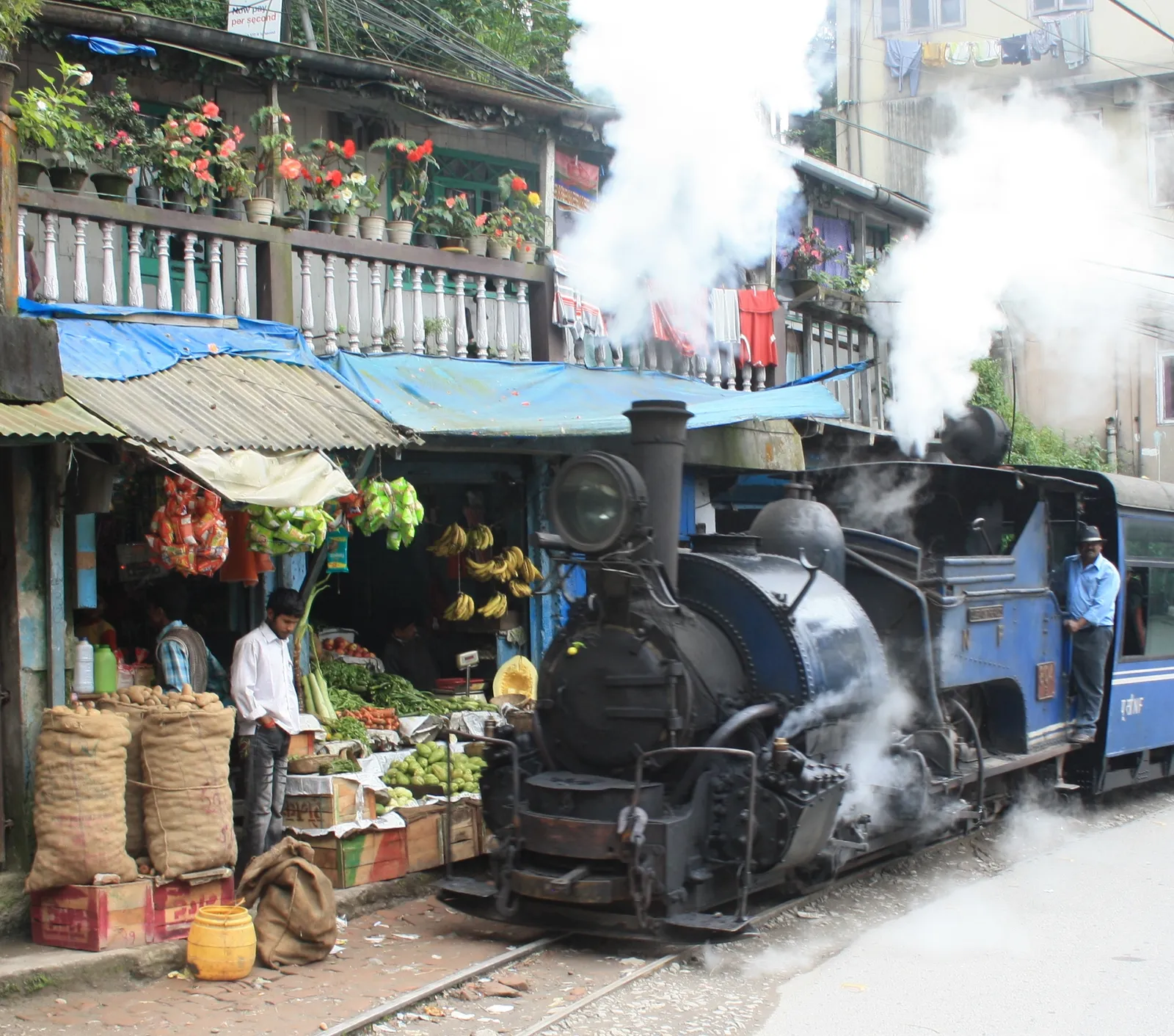 Chemin de fer himalayen de Darjeeling en Inde.