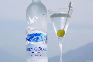 Stop time à Ibiza : la route des cocktails pour profiter de l&rsquo;île sans se presser avec Grey Goose