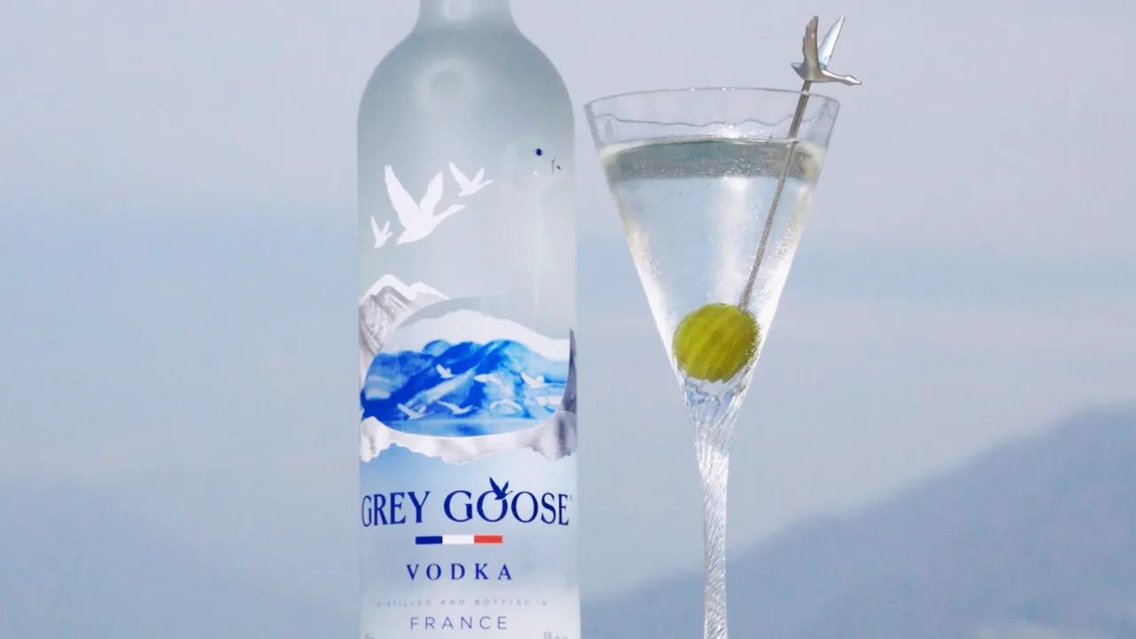 Stop time à Ibiza : la route des cocktails pour profiter de l'île sans se presser avec Grey Goose