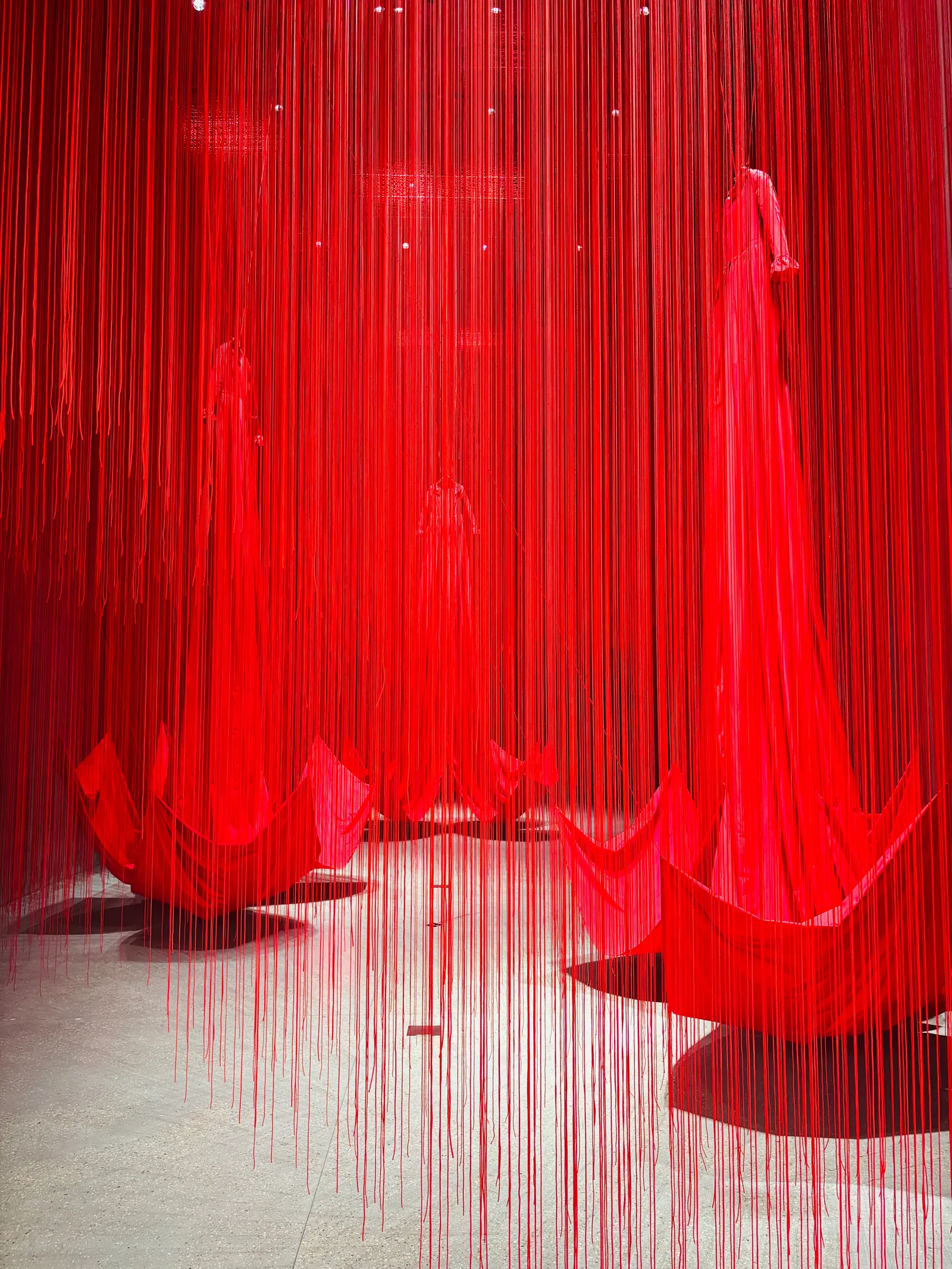 « Le fil rouge du destin » de Chiharu Shiota au Hong Kong Museum of Art.
