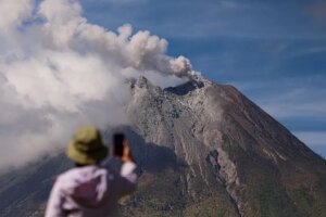 L&rsquo;éruption d&rsquo;un volcan en Indonésie force la fermeture de huit aéroports