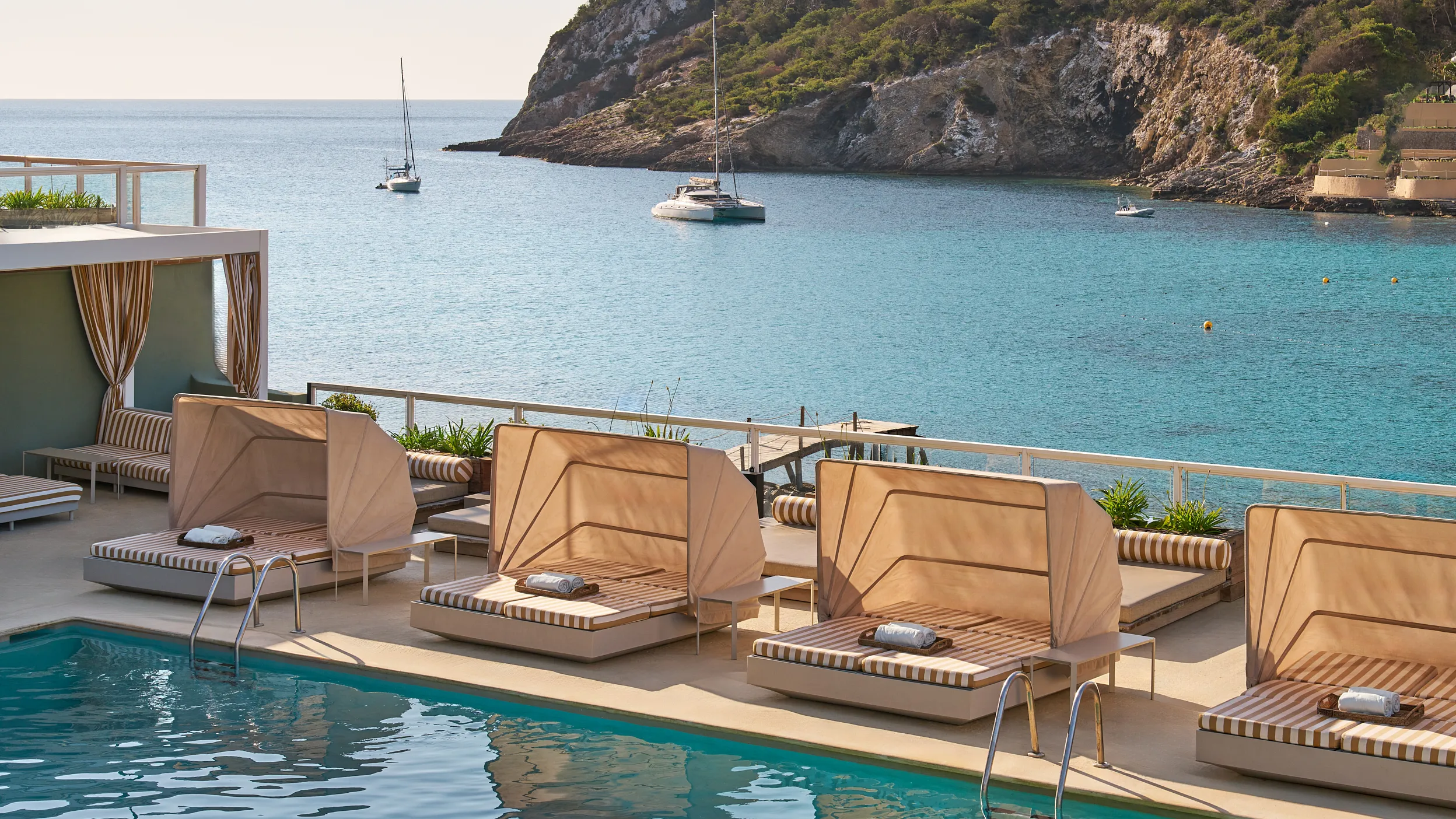 Mondrian Ibiza : art, design et calme sur l'une des plus belles criques d'Ibiza