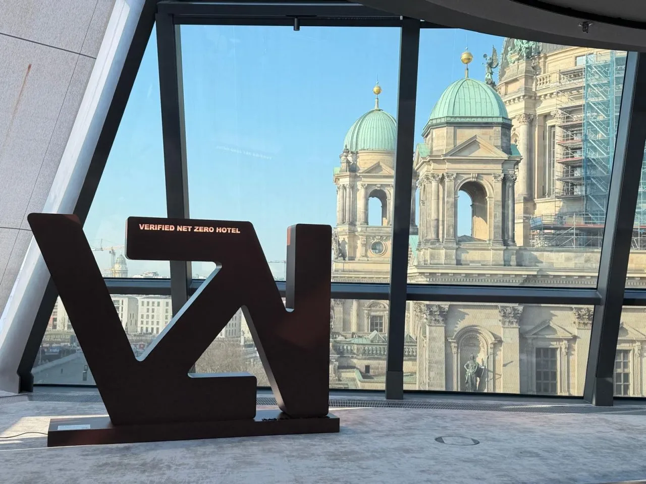 Le logo du programme Net Zero vérifié du Radisson Hotel Group.