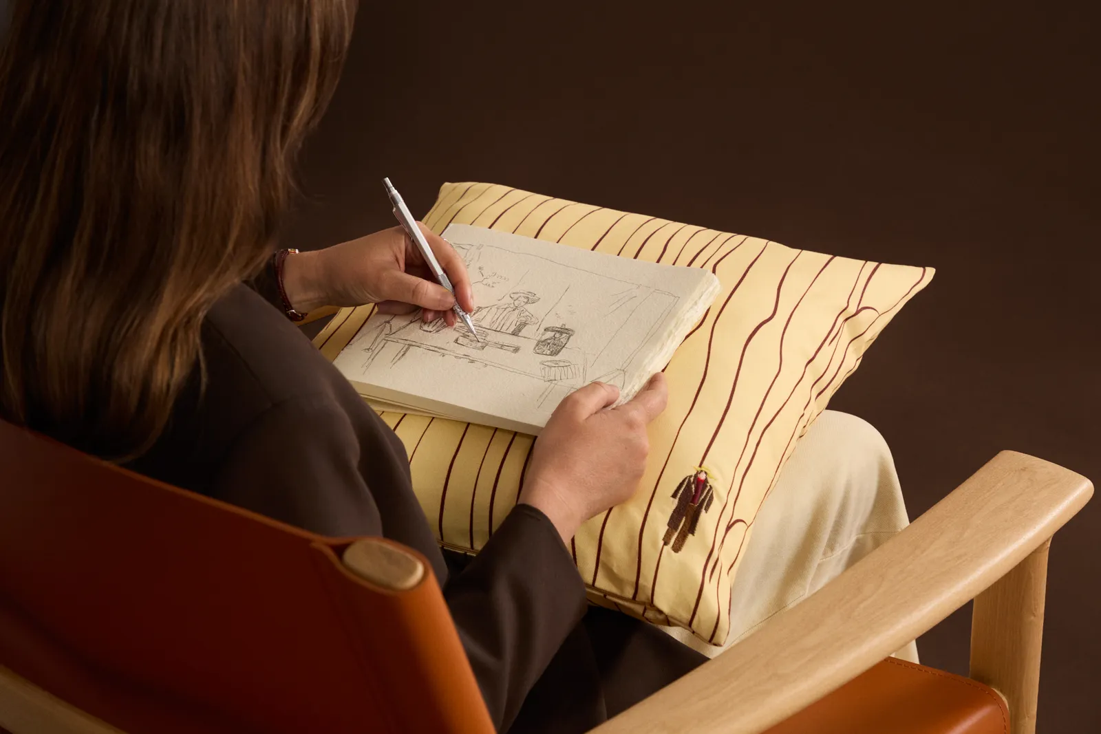 Justine Franco dessinant un de ses croquis